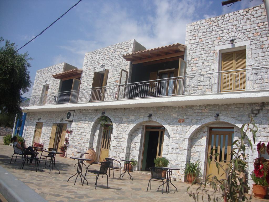 Kafiona Guesthouse Pírgos Dhiroú Bagian luar foto