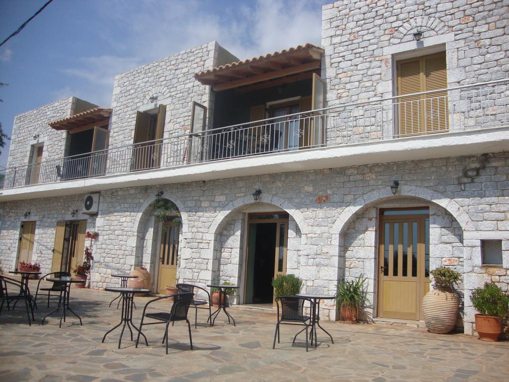 Kafiona Guesthouse Pírgos Dhiroú Bagian luar foto