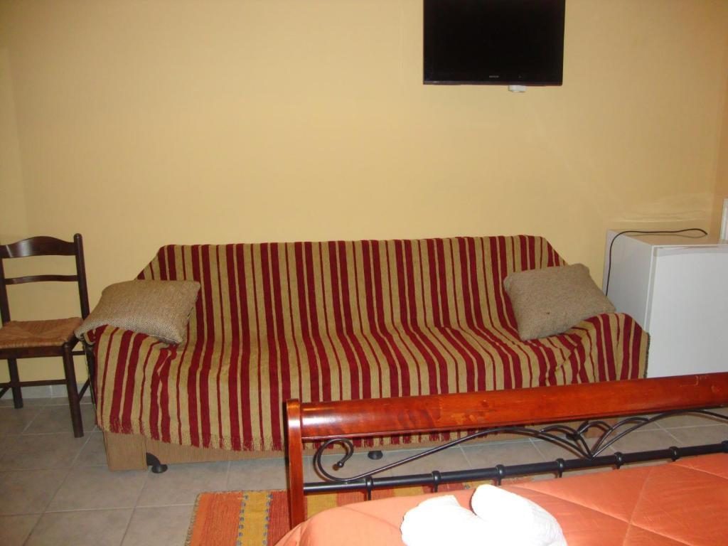 Kafiona Guesthouse Pírgos Dhiroú Ruang foto